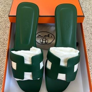 Vert / Green Hermes Oran sandals Sz 40 / 9.5